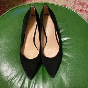 Black pointed shoes with low heel
